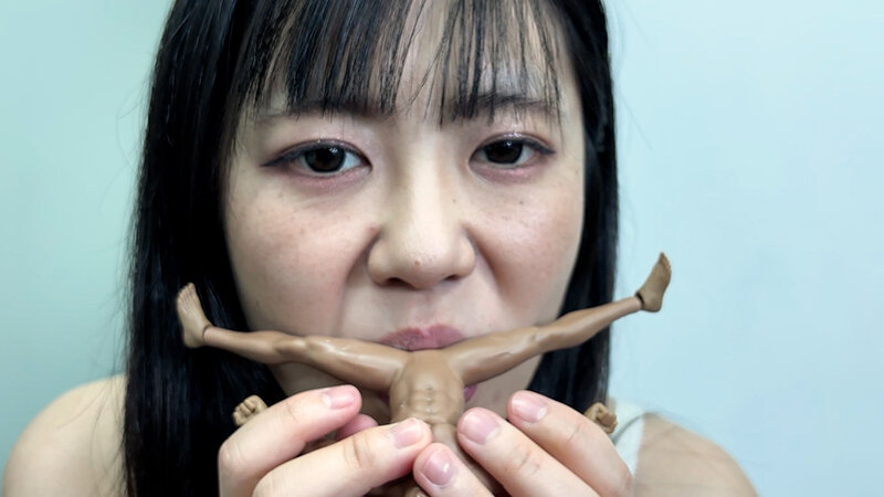 あずさちゃんが唾液たっぷりM男人形舐めまわし_17