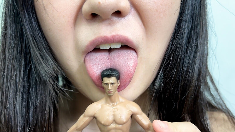 あずさちゃんが唾液たっぷりM男人形舐めまわし_2