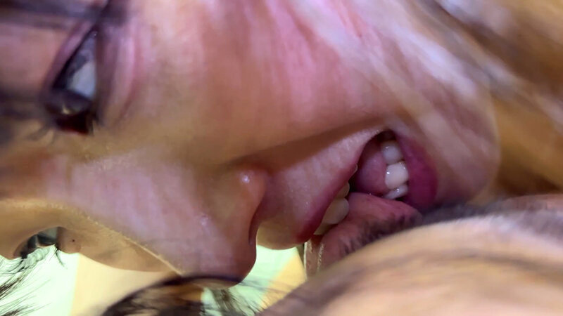 ももなちゃんが上半身裸で濃厚鼻フェラ_7