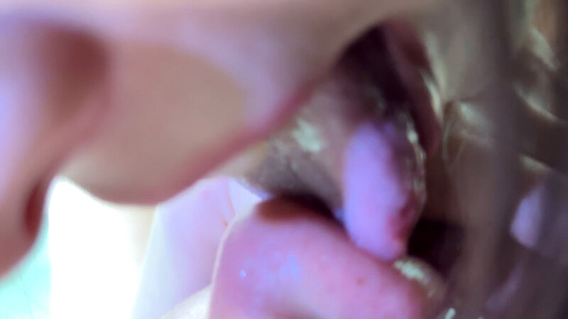 ももなちゃんが上半身裸で濃厚鼻フェラ_9