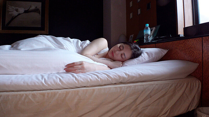 出張と嘘をついて会ってくれたバリキャリOL吉澤友貴とミッドナイトW不倫で夜から朝にかけて精飲と中出しを何度もしてお泊りすっぴん美人を独り占めした_14