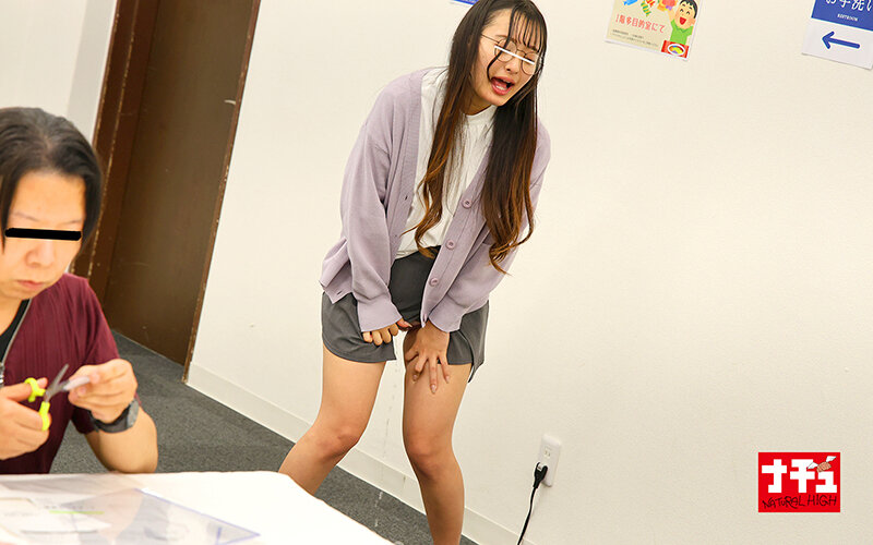 図書館で声も出せず糸引くほど愛液が溢れ出す敏感娘スペシャル 全裸業務で拒めない地味カワ司書に大量ぶっかけ中出し_13